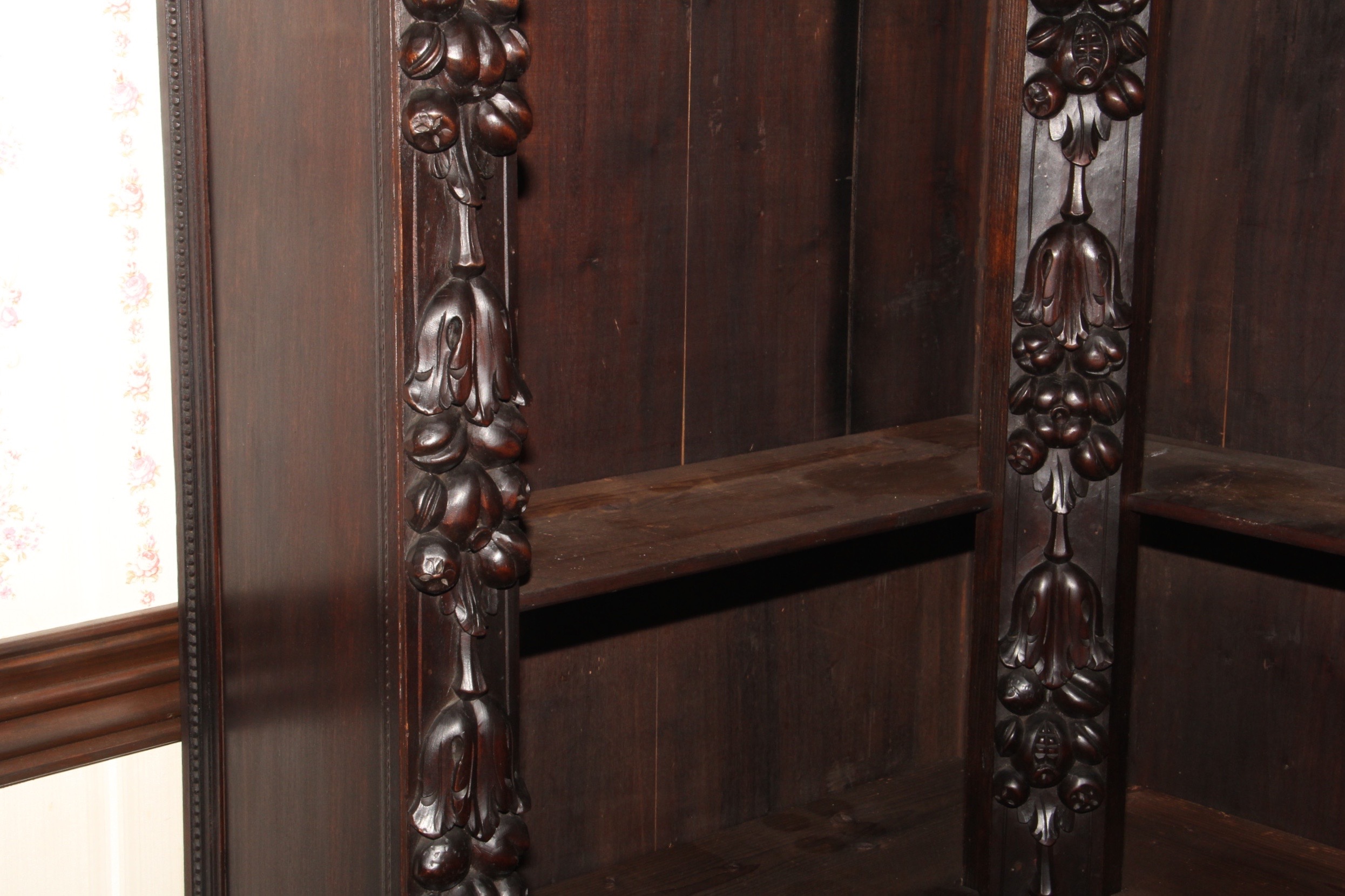 Antique 1880s Italian Renaissance Revival Corner Book Case