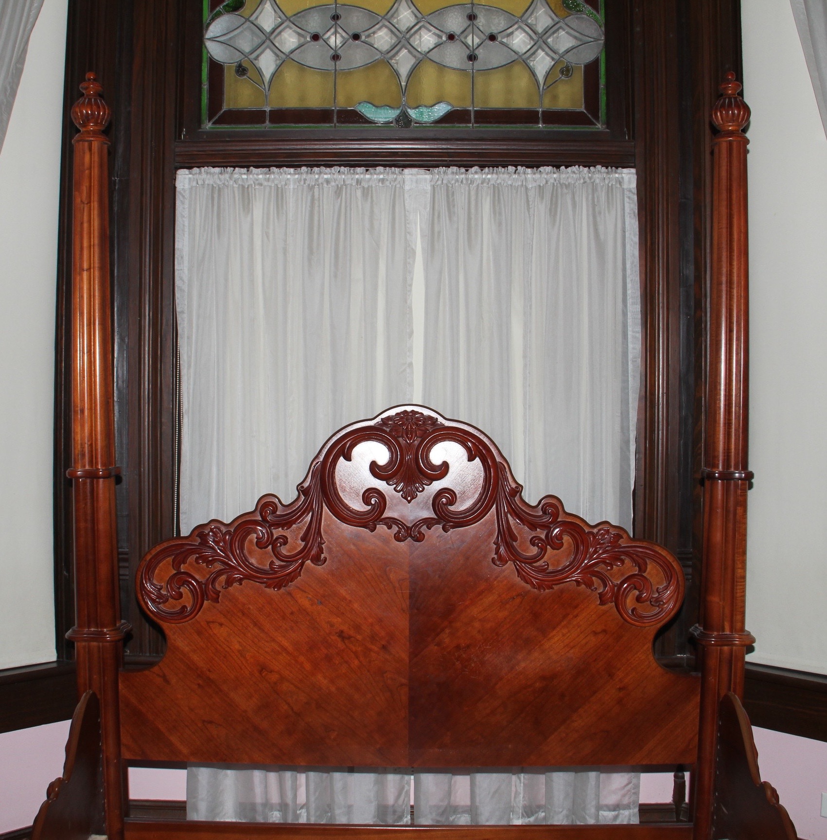Pulaski Furniture Mahogany Victorian Reproduction Four Poster Queen Size Bed