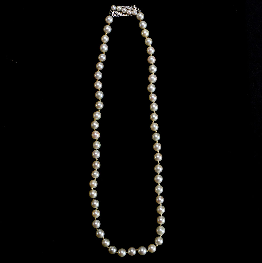 Pearl Necklace with White Gold and Diamond Clasp