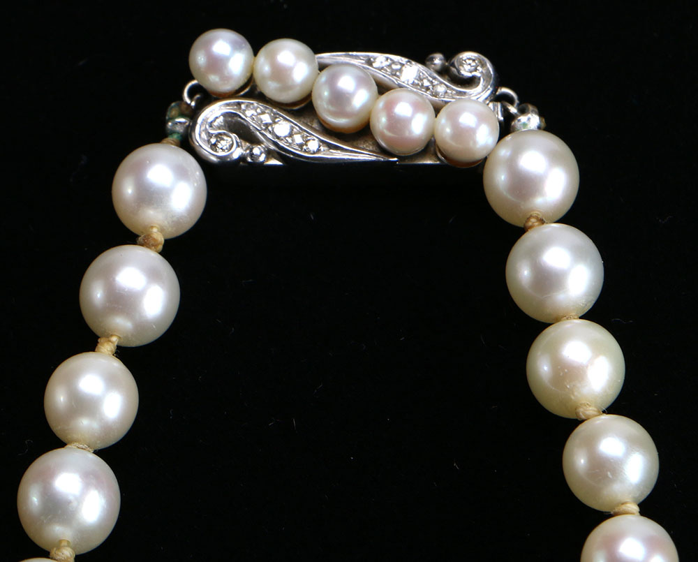 Pearl Necklace with White Gold and Diamond Clasp