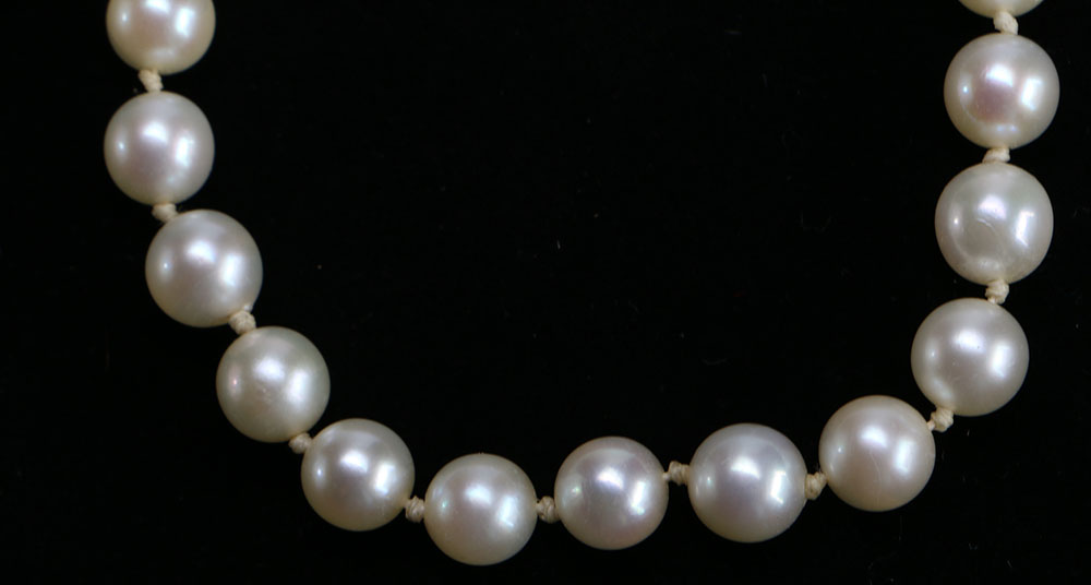 Pearl Necklace with White Gold and Diamond Clasp