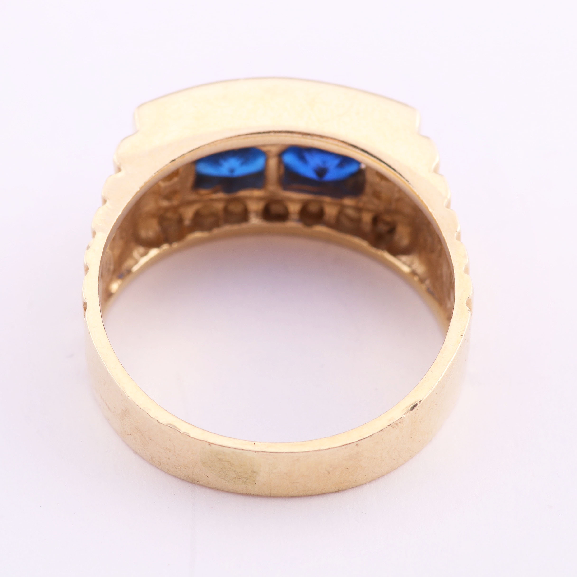 14K Yellow Gold Men's Ring with Decorative Stones