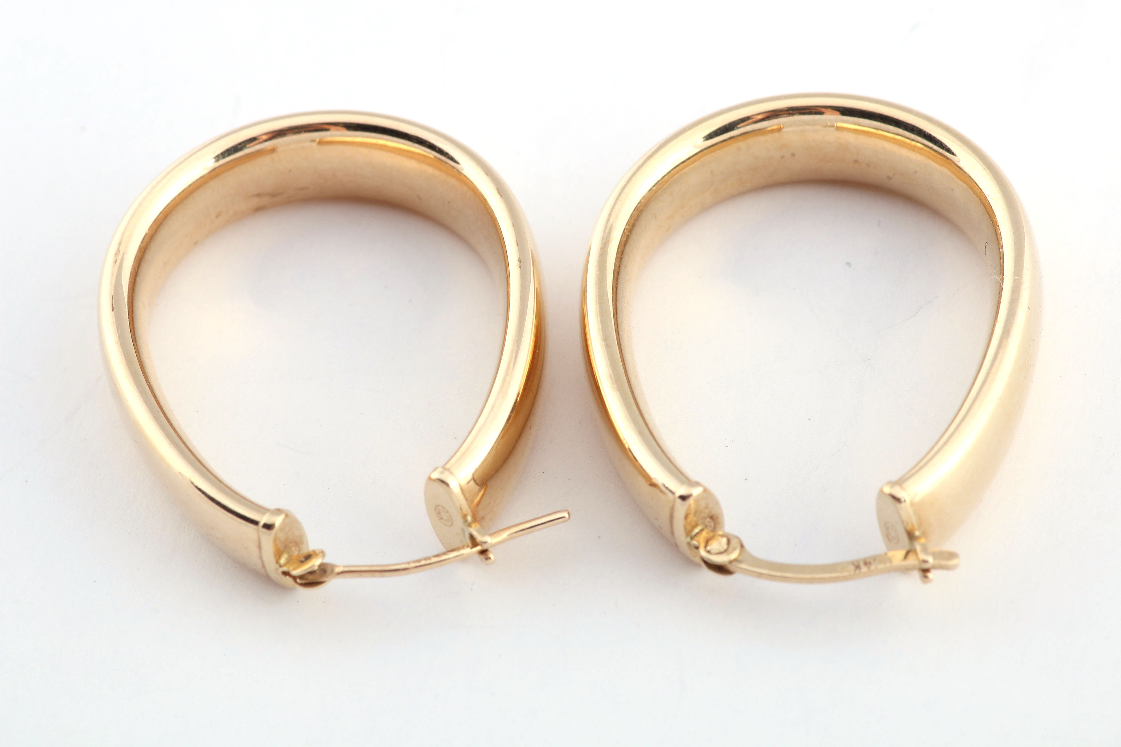 14K Yellow Gold Oval Hoop Earrings