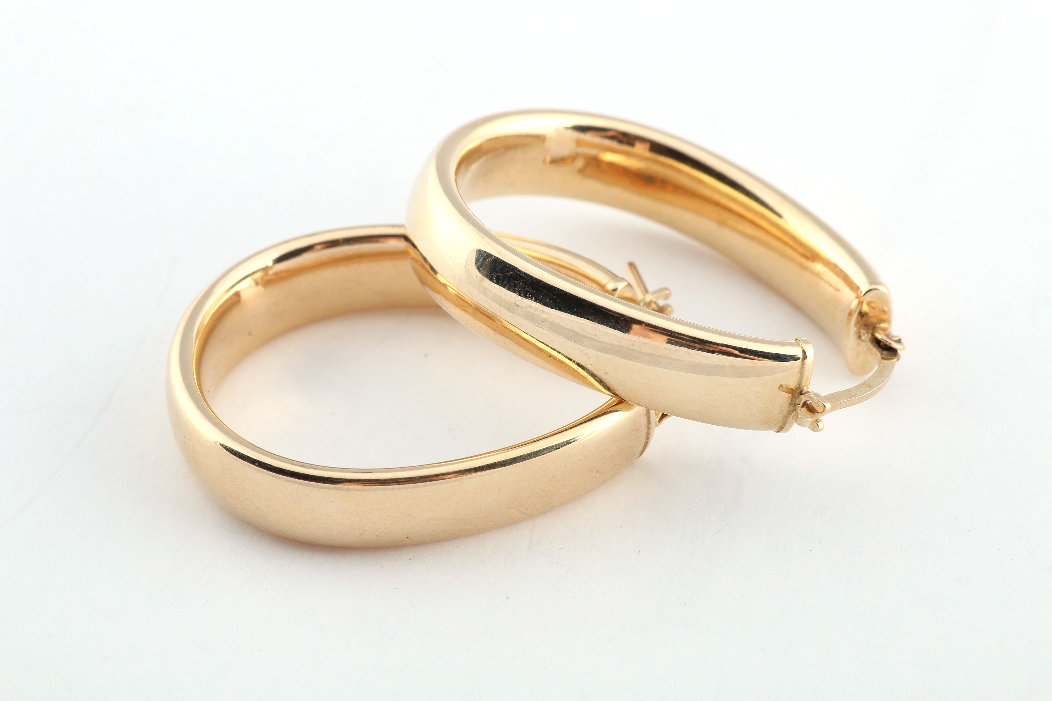 14K Yellow Gold Oval Hoop Earrings