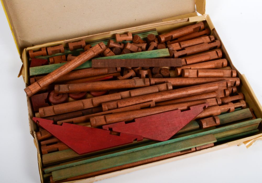 Vintage Lincoln Logs Set
