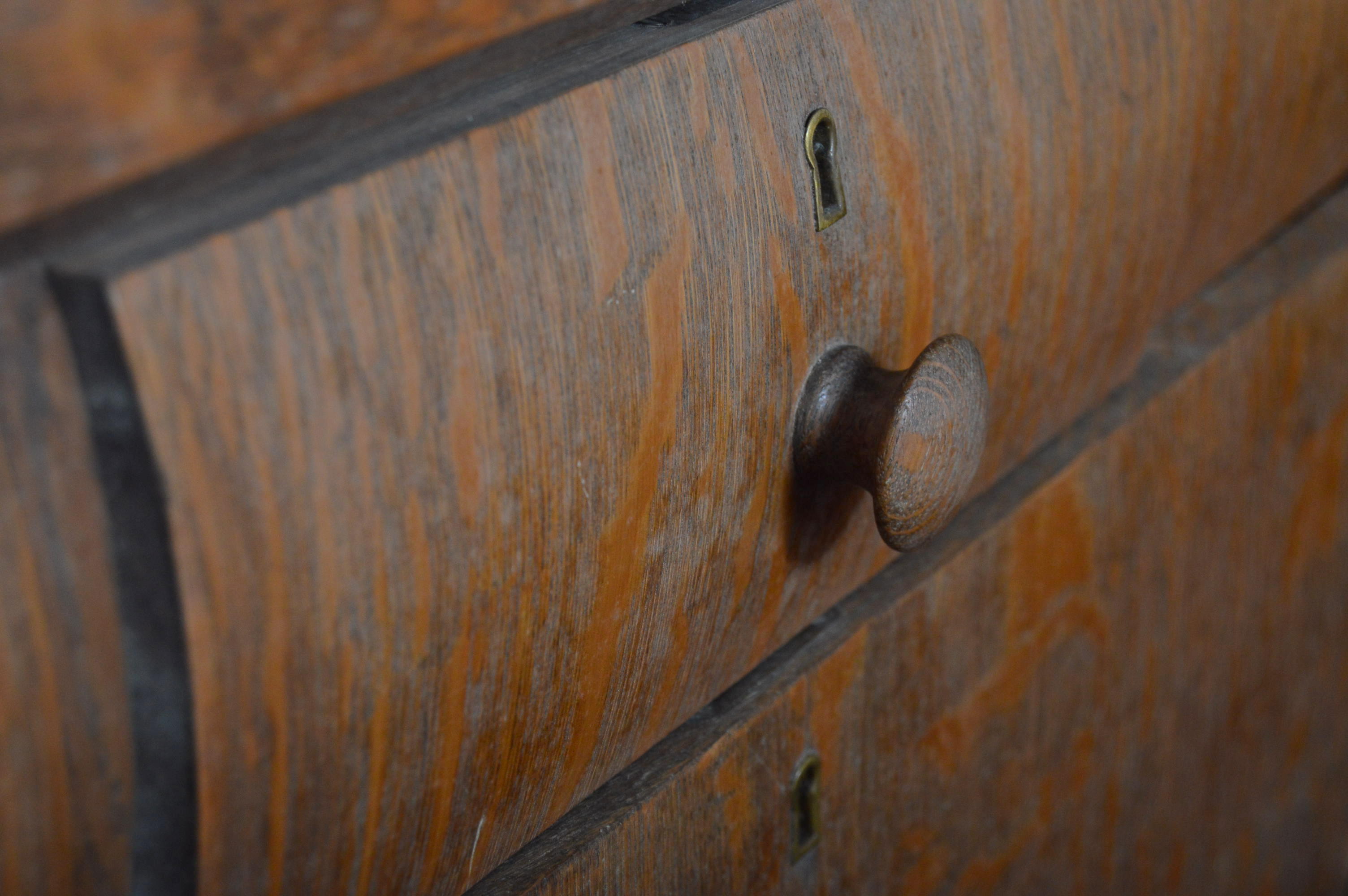 Quartersawn Oak Veneer Chest of Drawers
