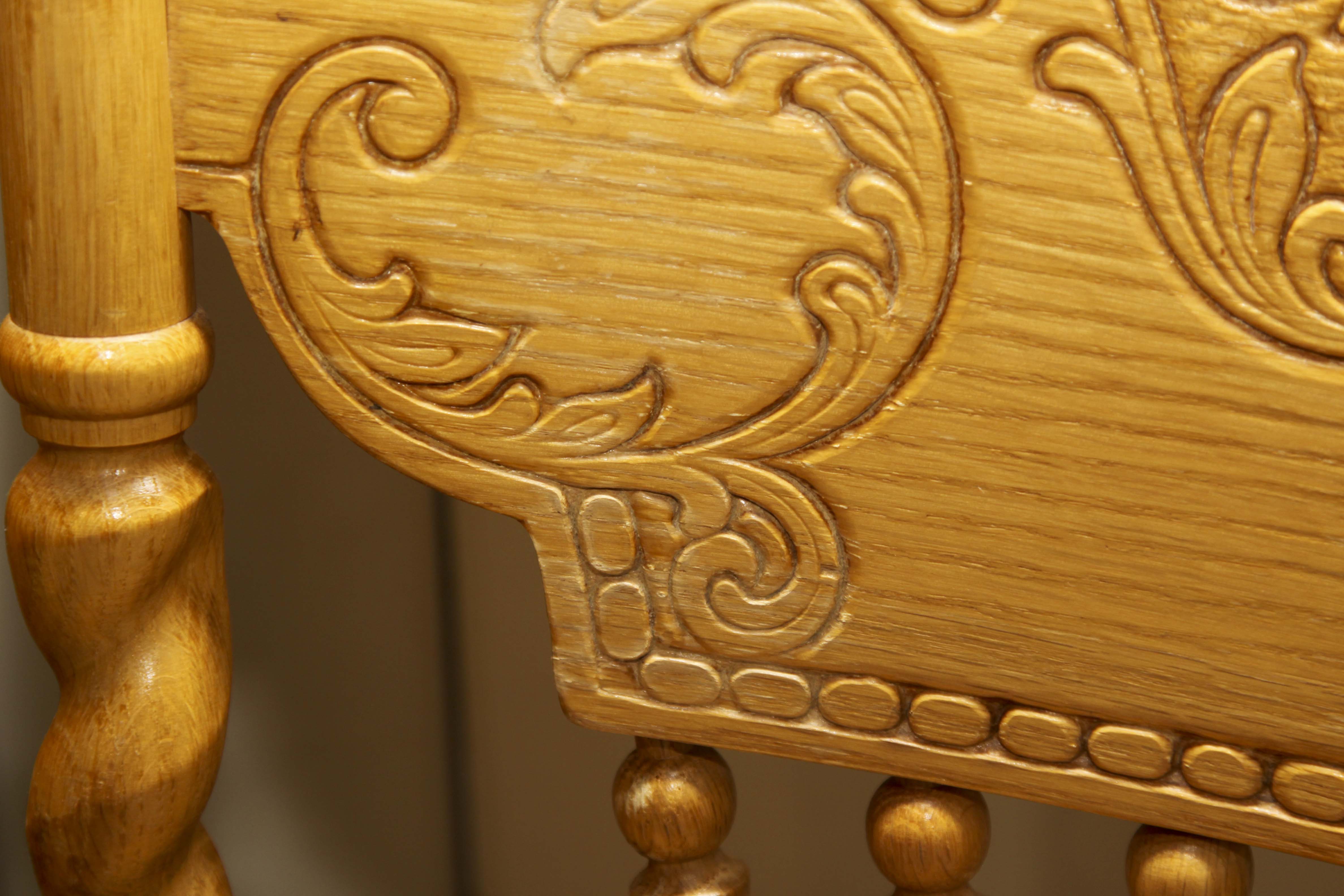 Oak Pedestal Dining Table and Six Chairs