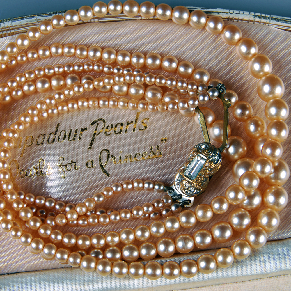 Pompadour Faux Pearl Necklace