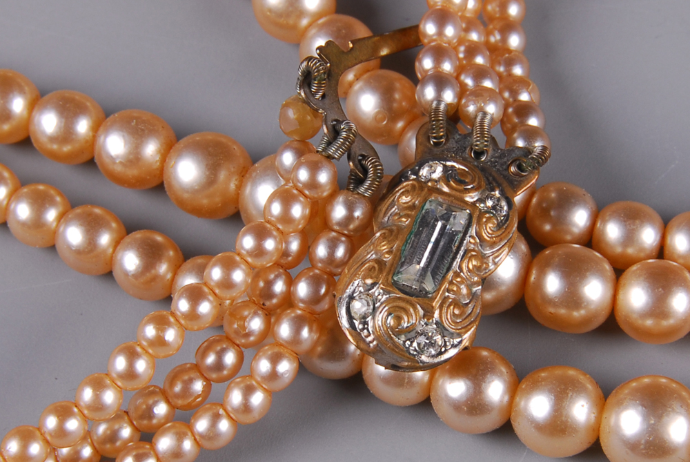 Pompadour Faux Pearl Necklace