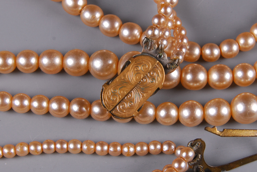 Pompadour Faux Pearl Necklace