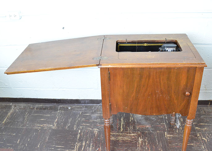 1950s Singer Electric Sewing Machine Model 66–16