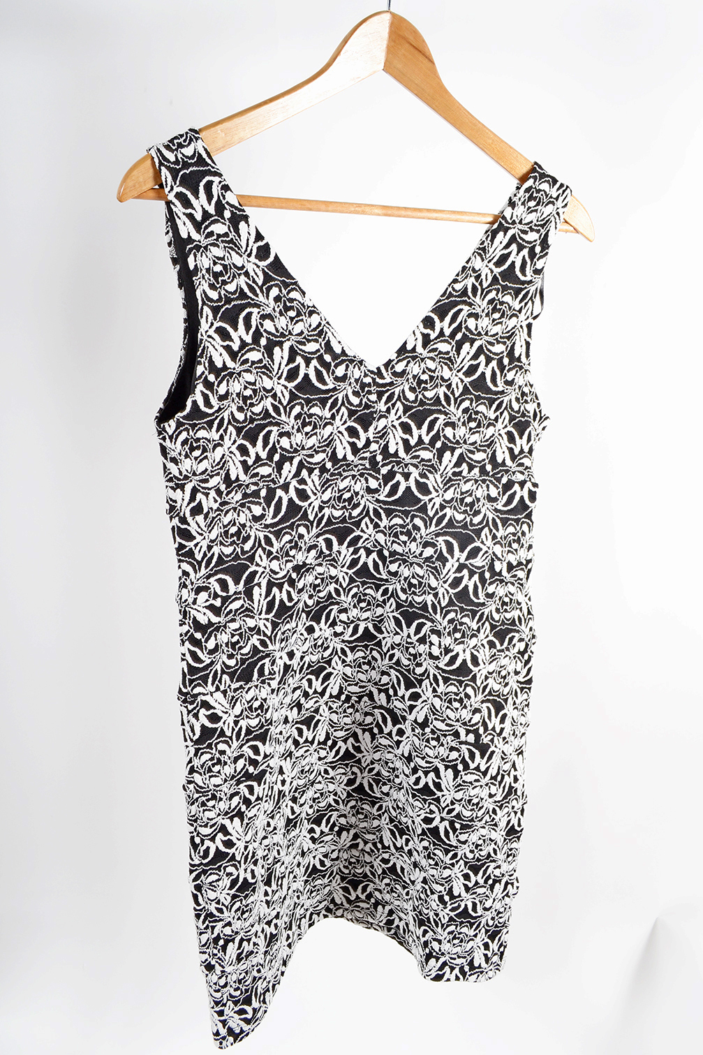 Womens Sleeveless Attire Size 10-12