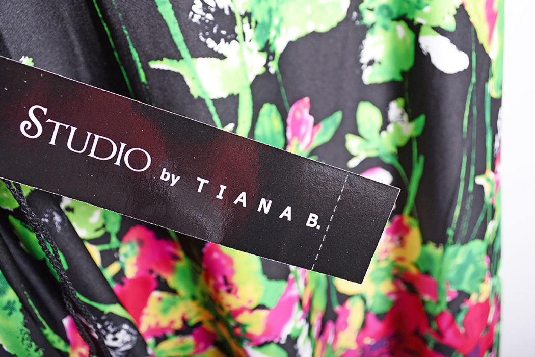 Womens Sleeveless Attire Size 10-12