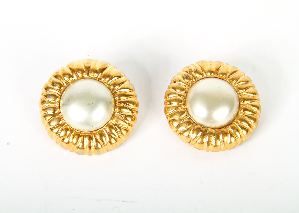 Vintage Chanel Costume Pearl & Gold Tone Clip On
