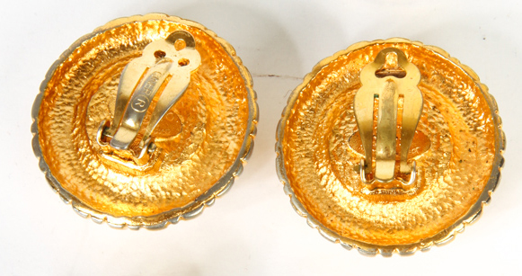 Vintage Chanel Costume Pearl & Gold Tone Clip On