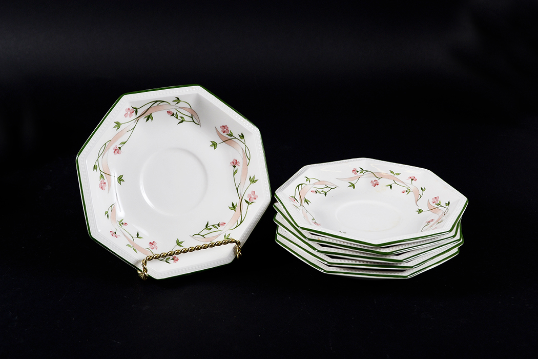 Set of Johnson Brothers "Eternal Beau" Tableware