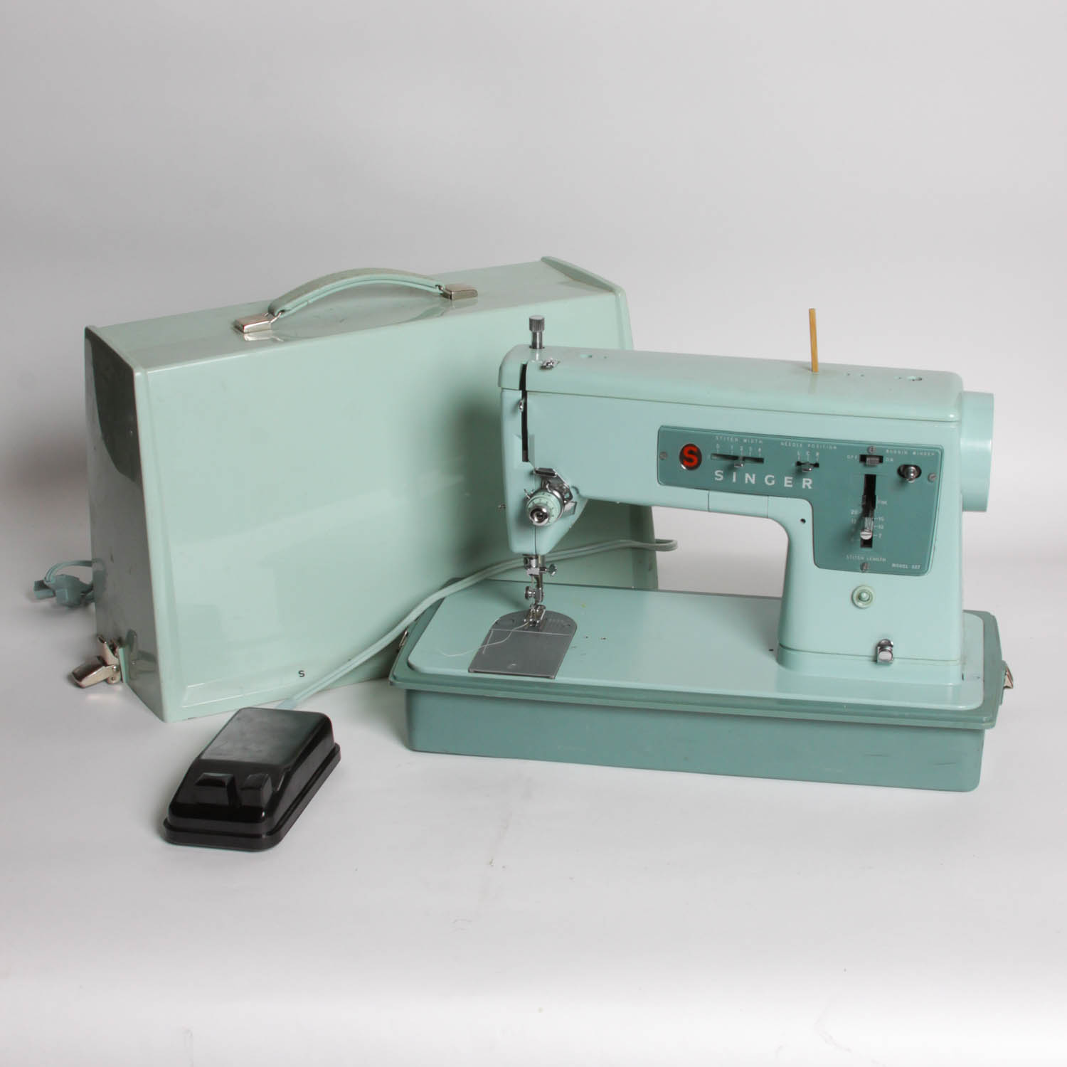 Singer Sewing Machine with Carrying Case