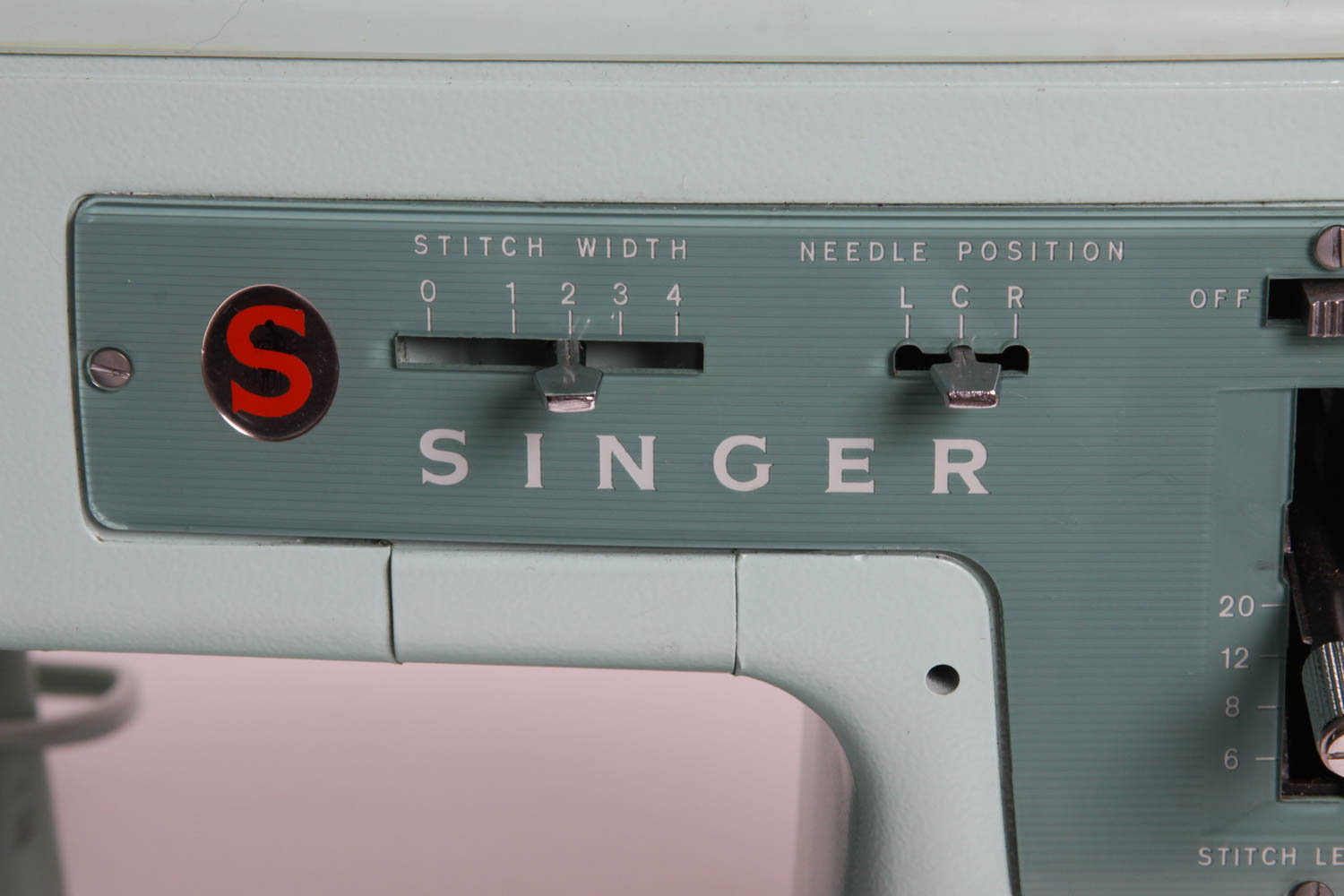 Singer Sewing Machine with Carrying Case