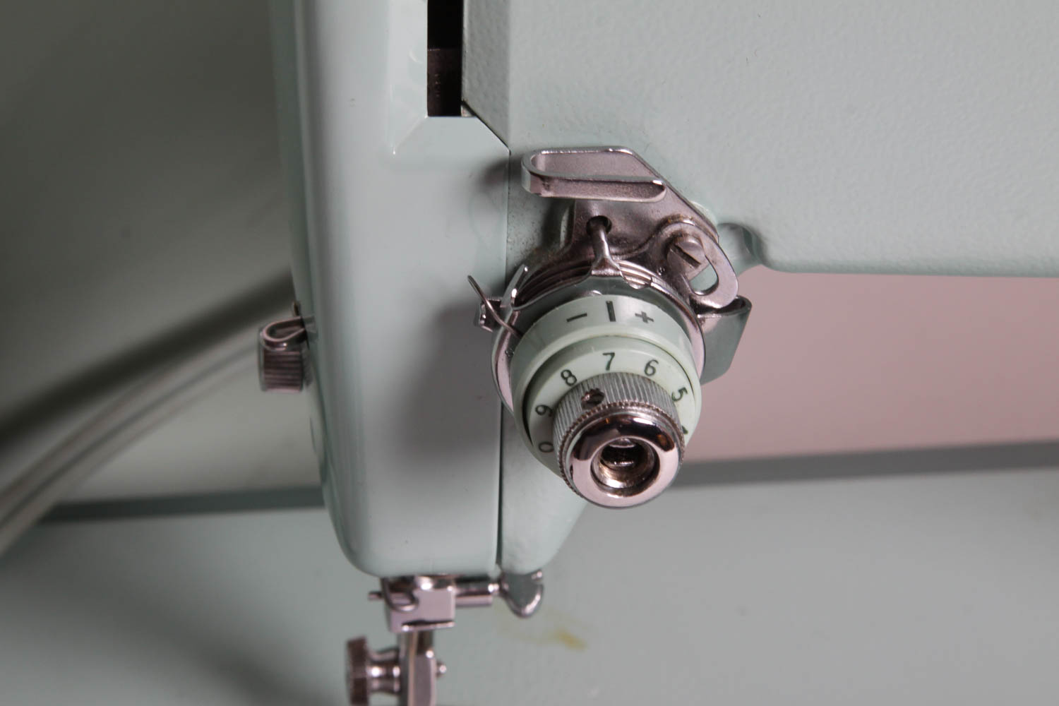 Singer Sewing Machine with Carrying Case