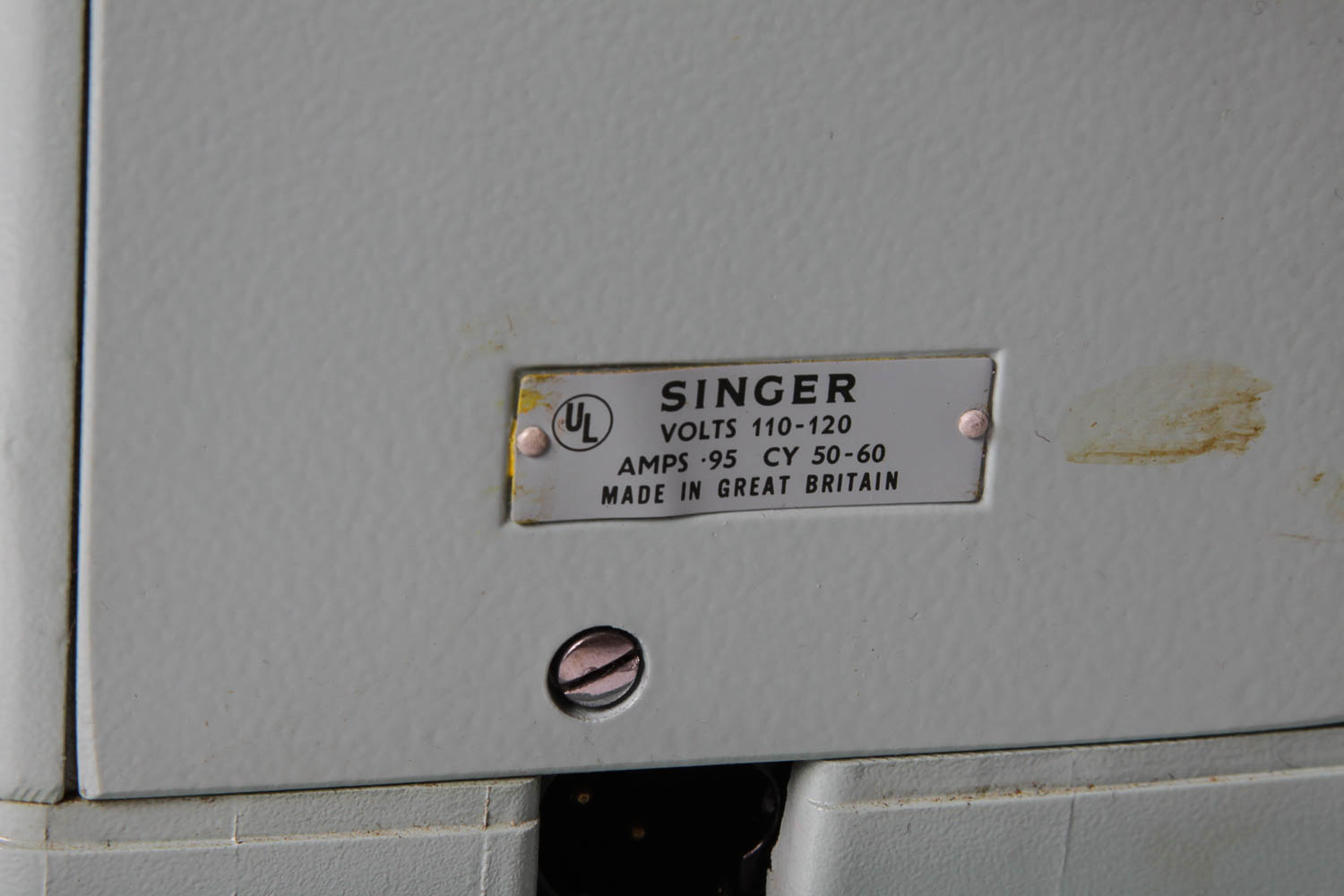 Singer Sewing Machine with Carrying Case