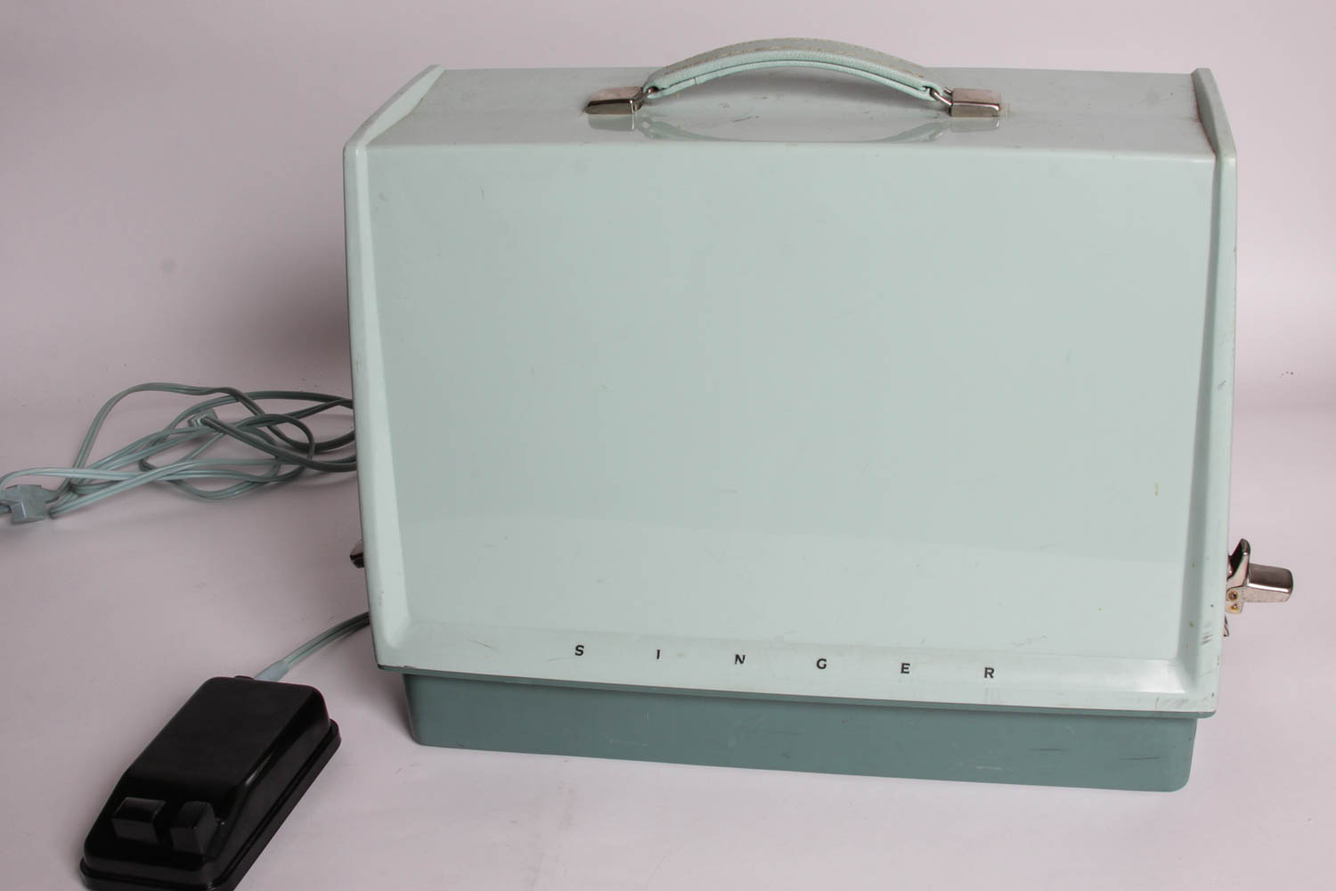 Singer Sewing Machine with Carrying Case