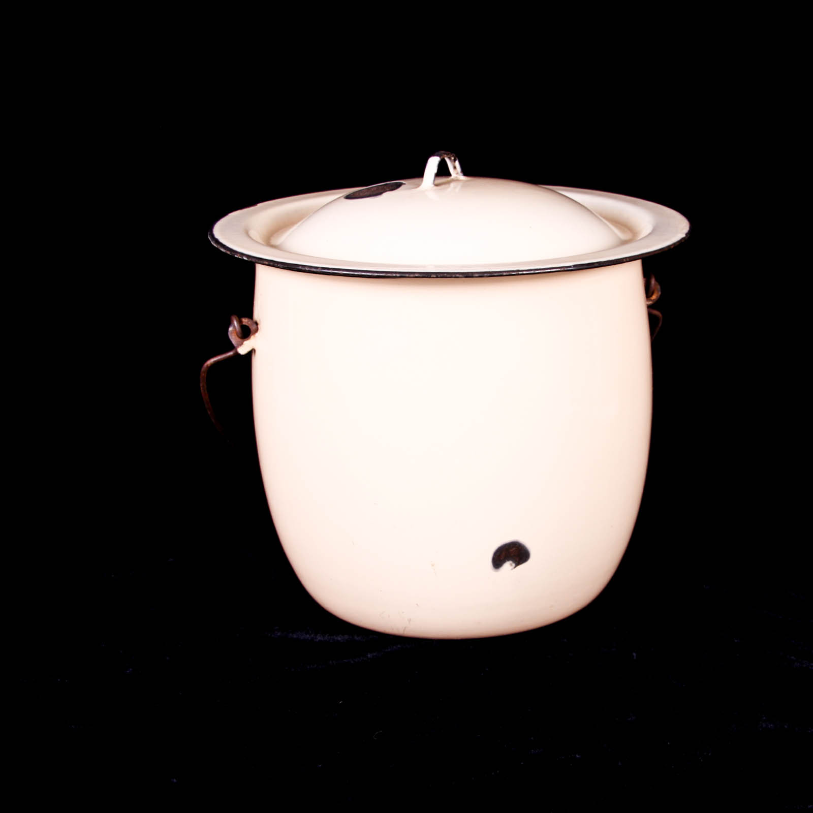 Enamel Chamber Pot With Lid