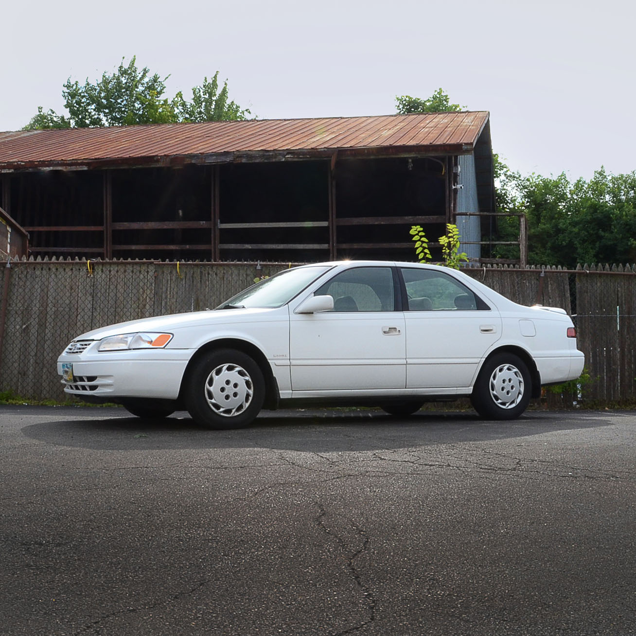 1999 White Toyota Camry LE