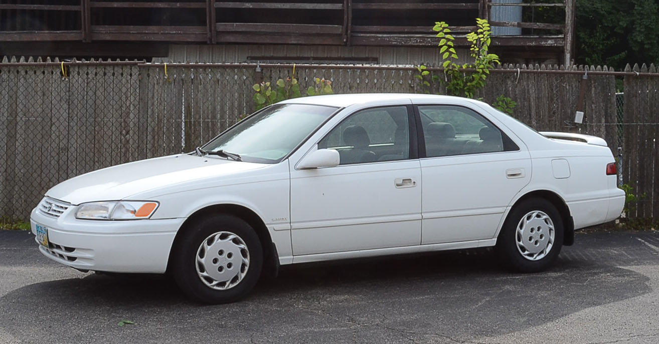 1999 White Toyota Camry LE