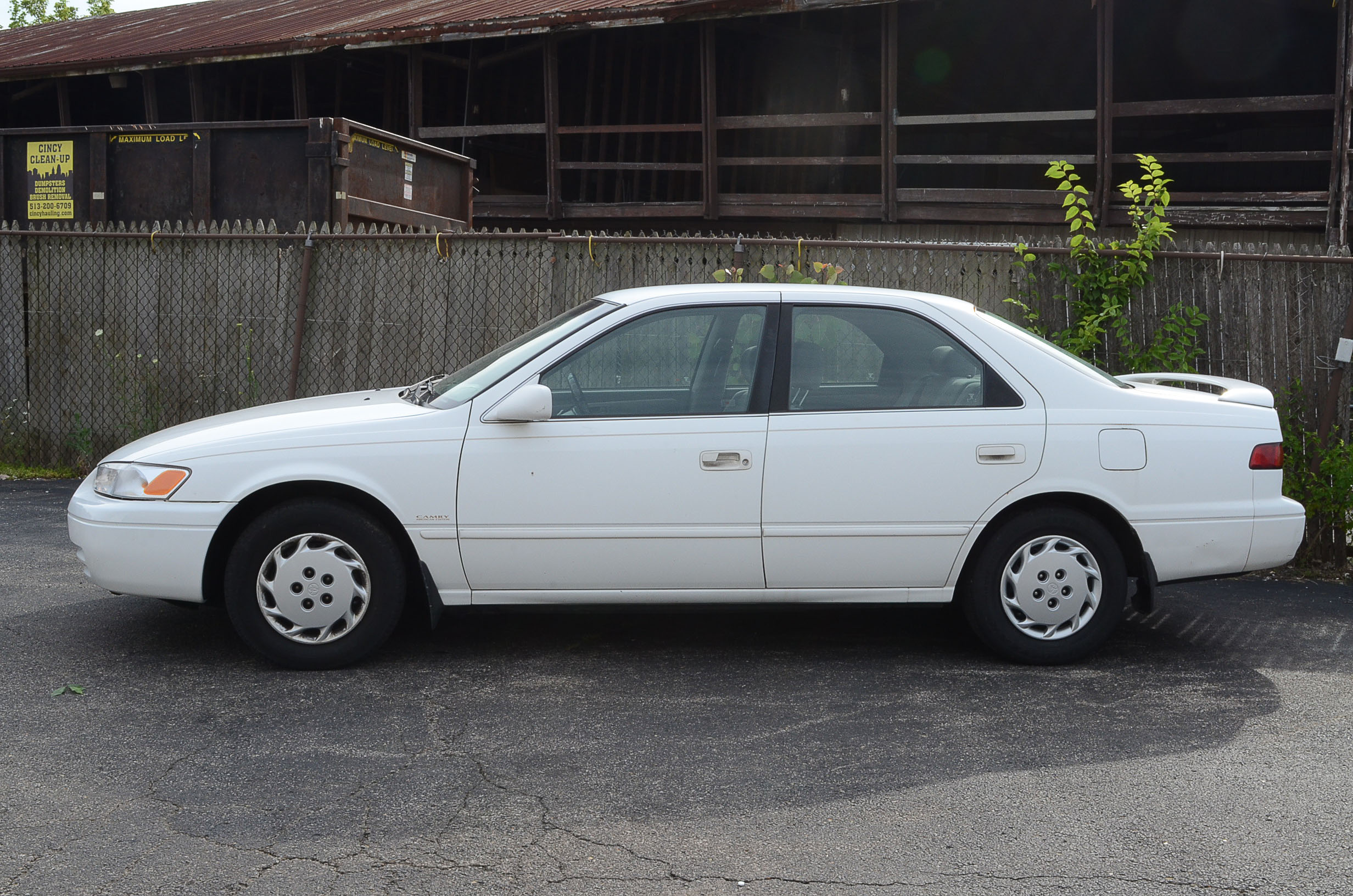 1999 White Toyota Camry LE