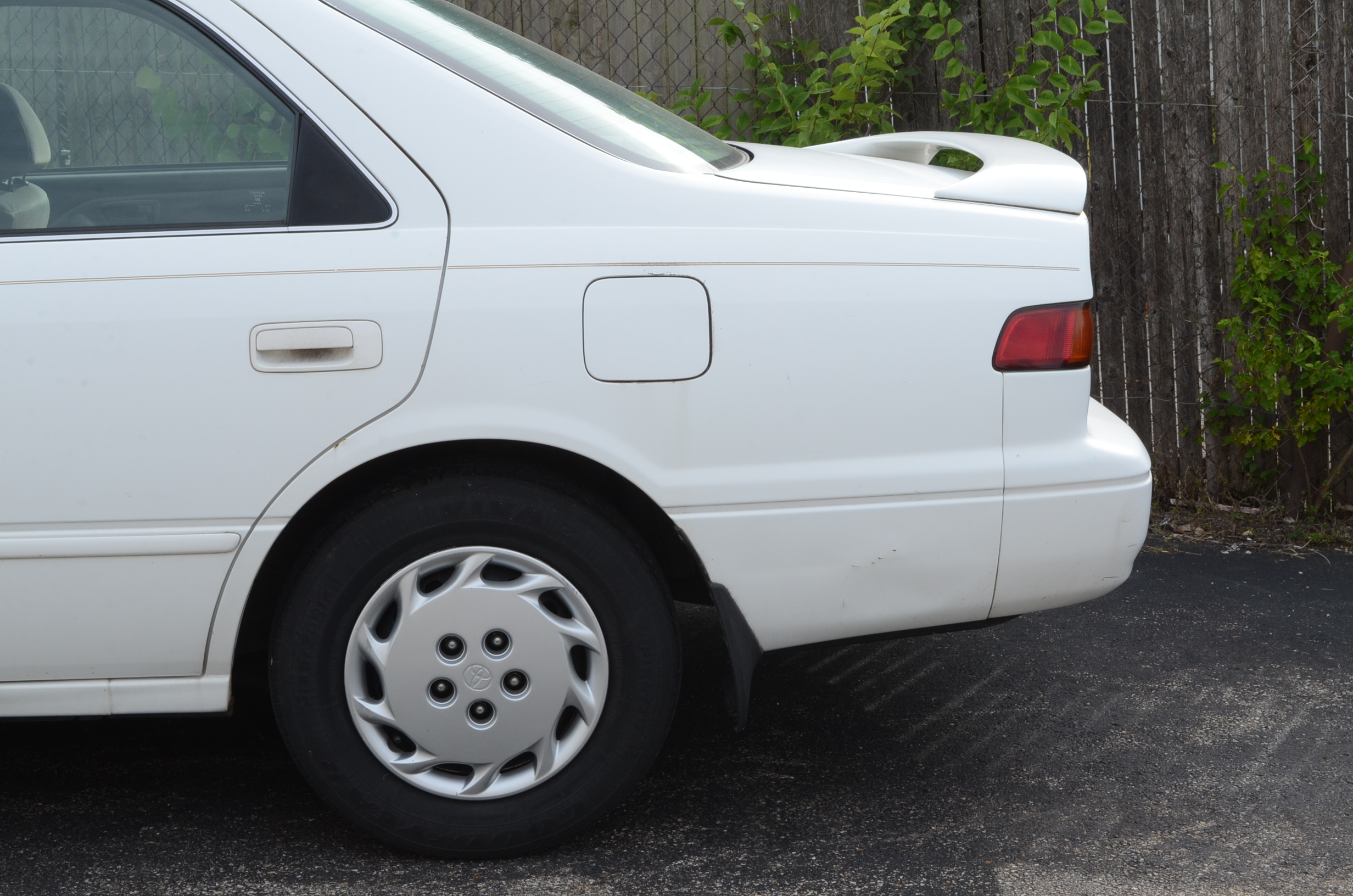 1999 White Toyota Camry LE