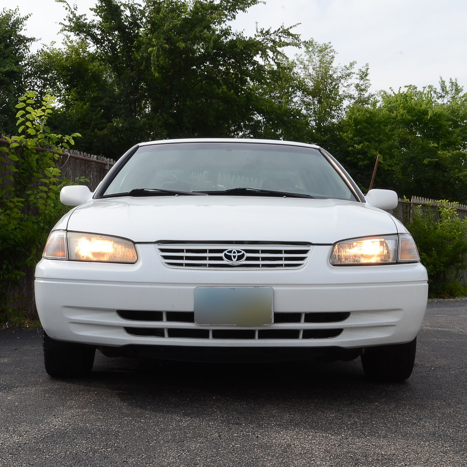 1999 White Toyota Camry LE