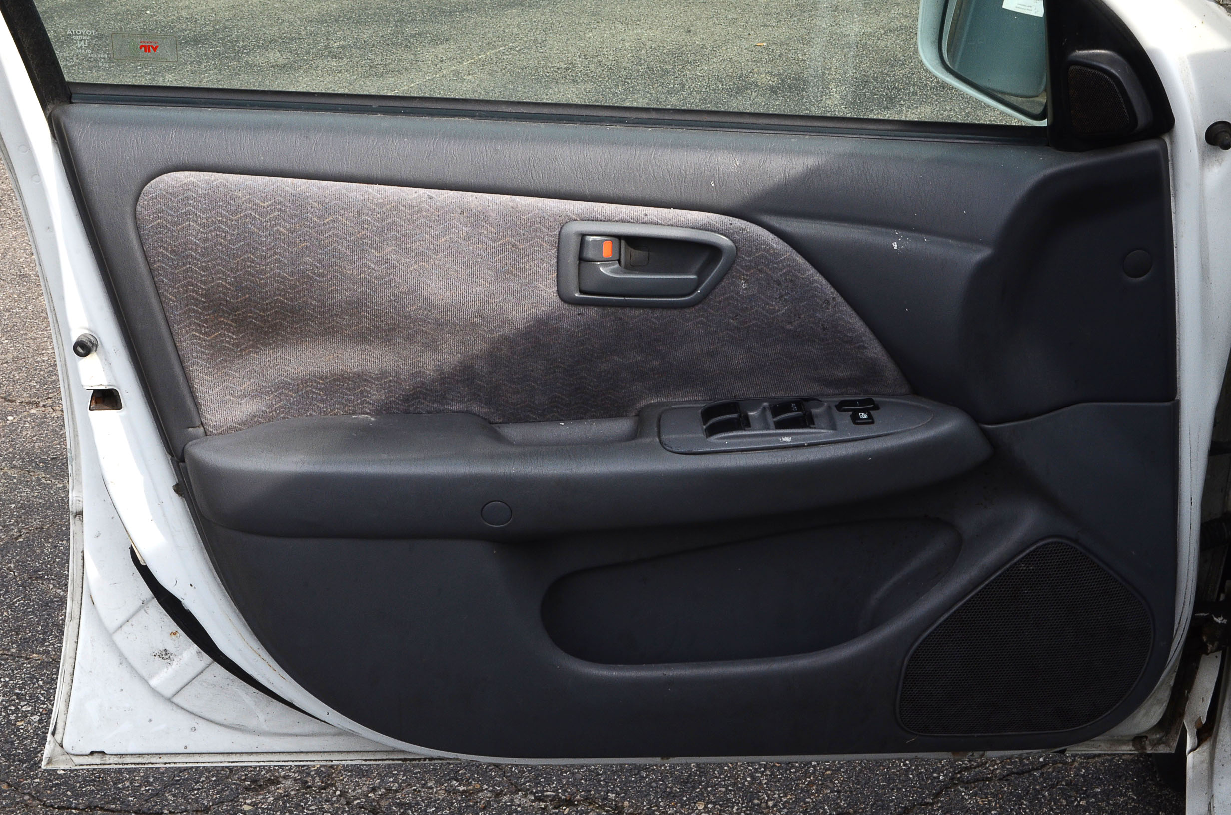 1999 White Toyota Camry LE