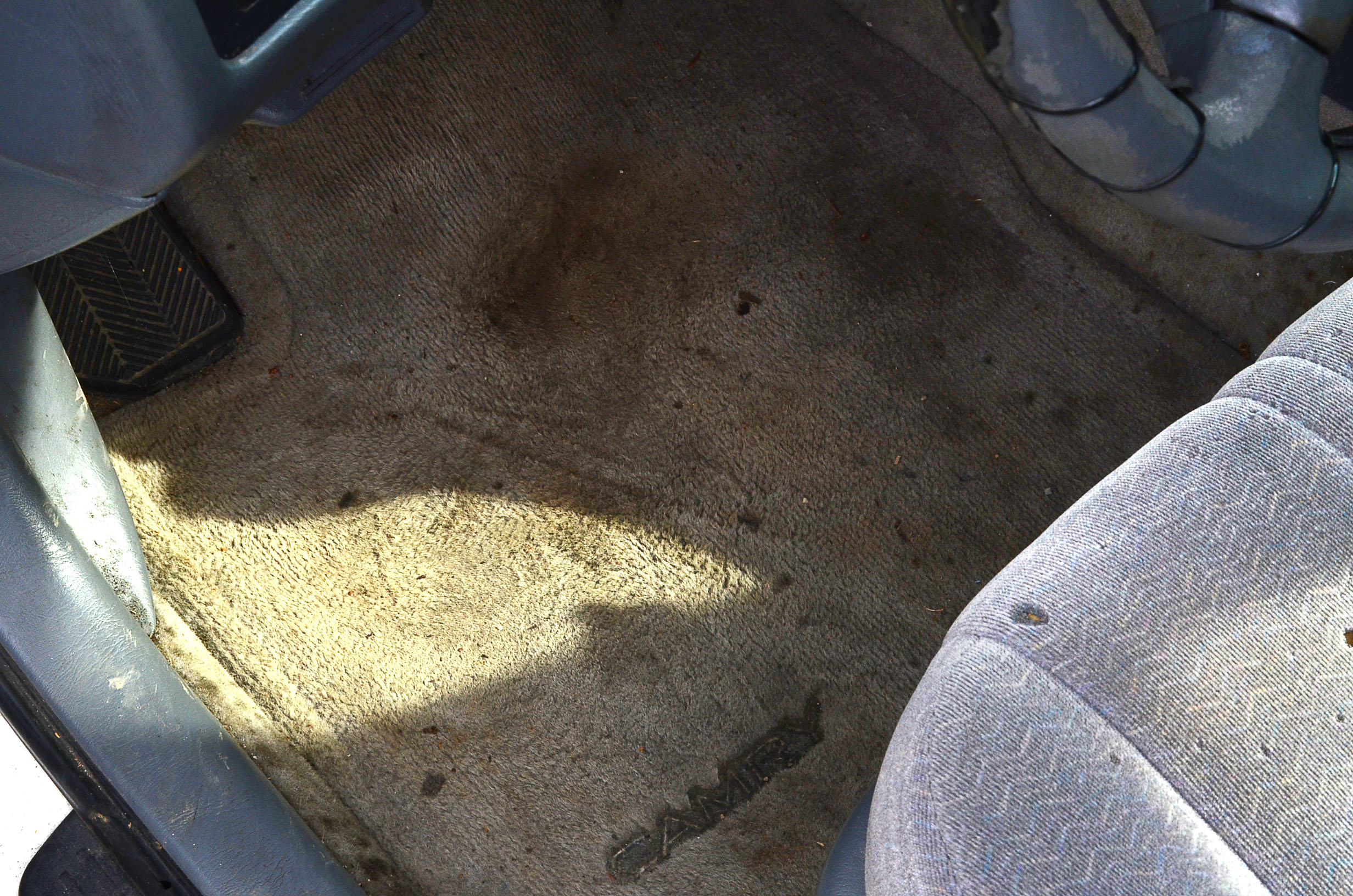 1999 White Toyota Camry LE