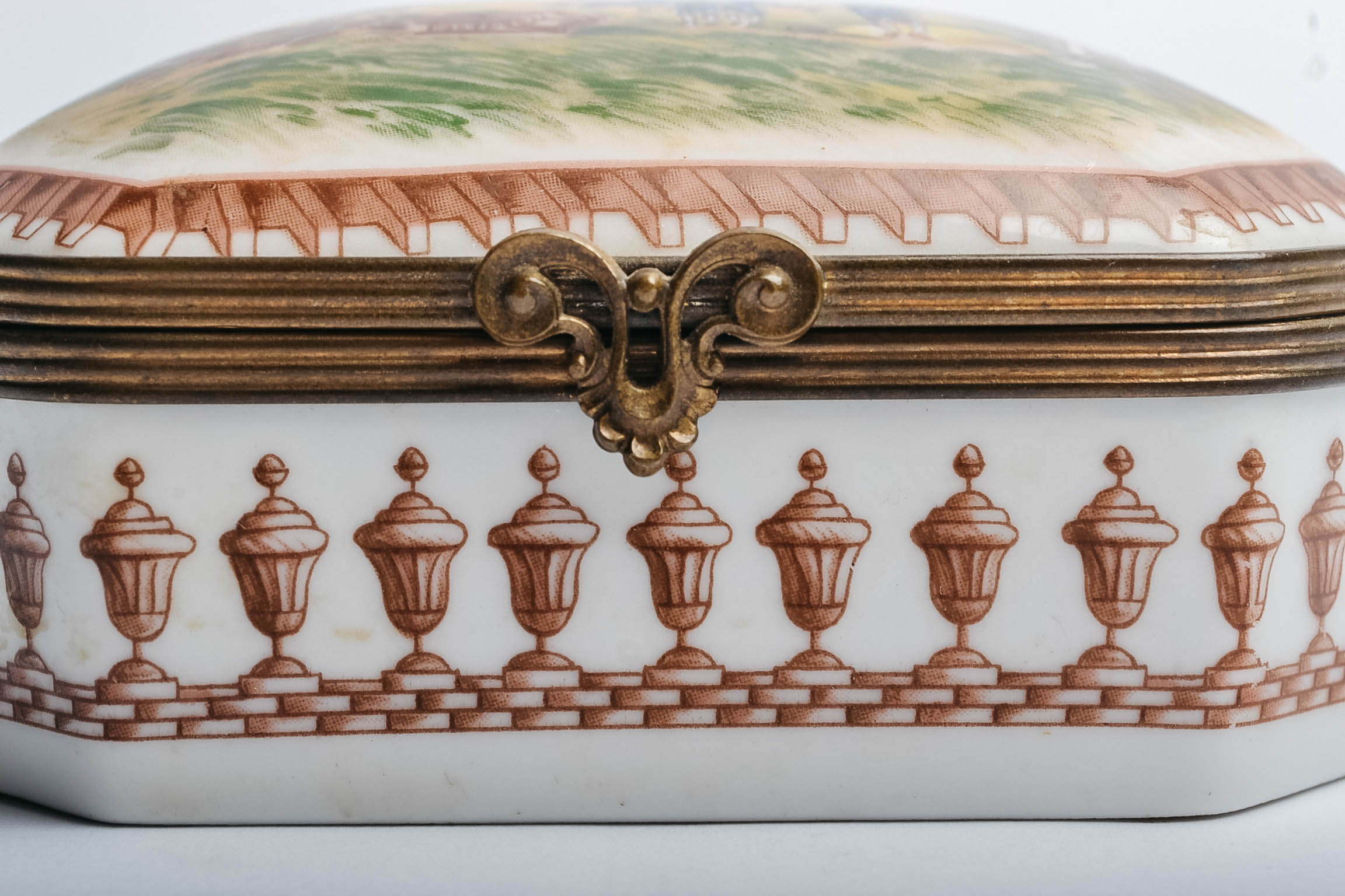 National Trust Collection Porcelaine de Paris Lyndhurst 1624 Collectible Box