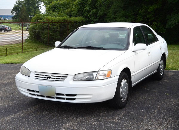 1999 White Toyota Camry LE