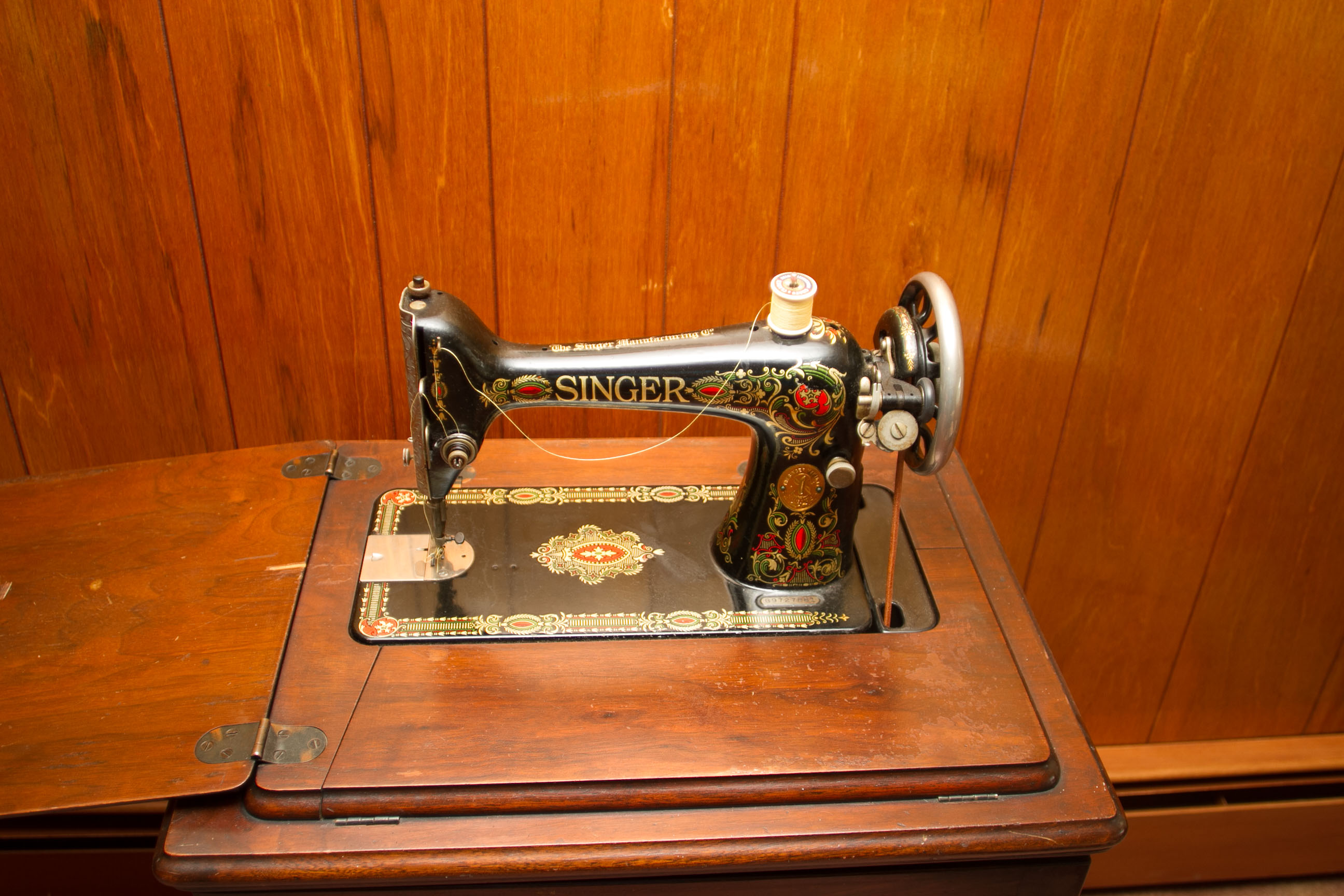 Vintage Singer Sewing Machine and Cabinet
