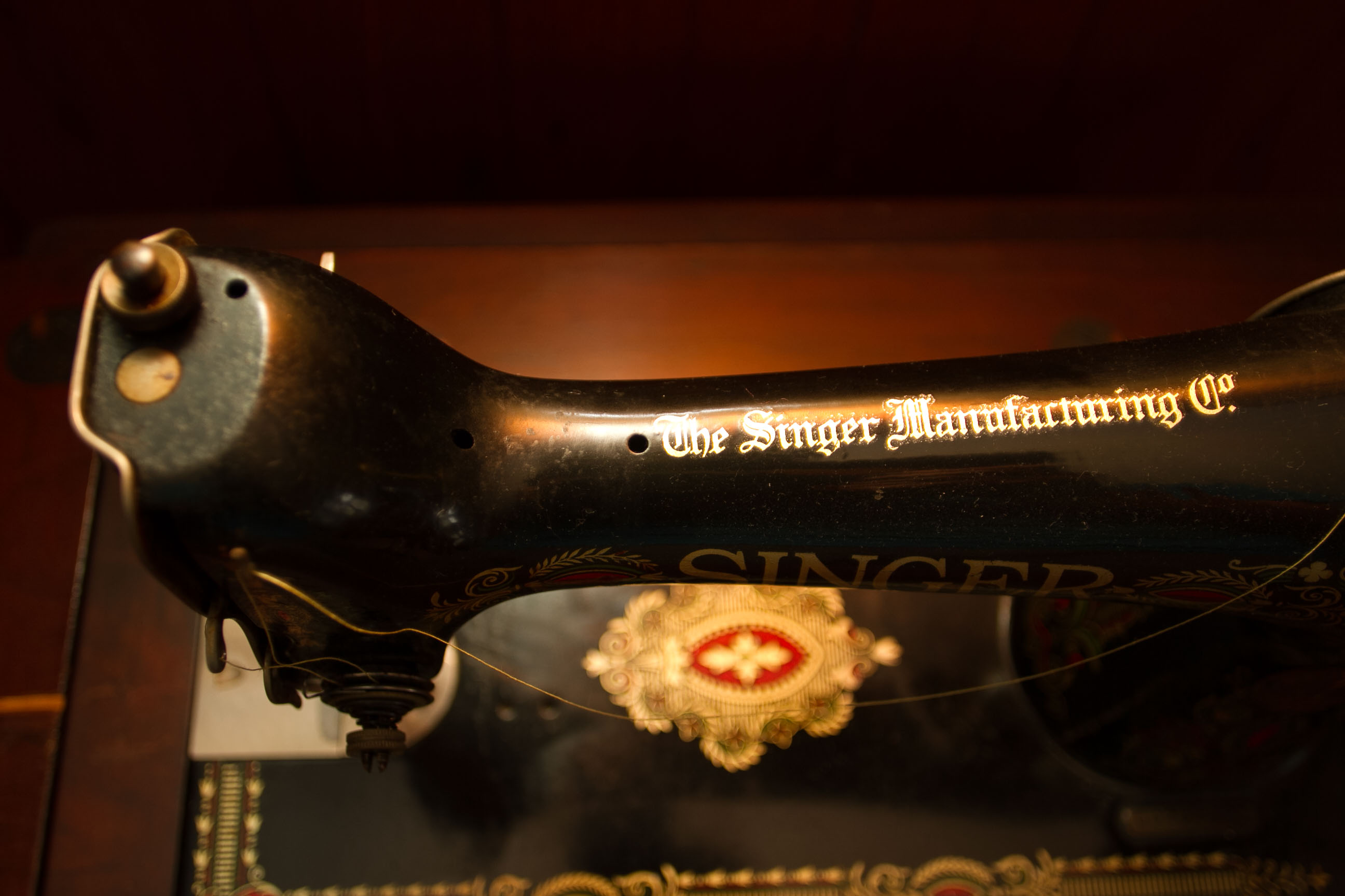 Vintage Singer Sewing Machine and Cabinet