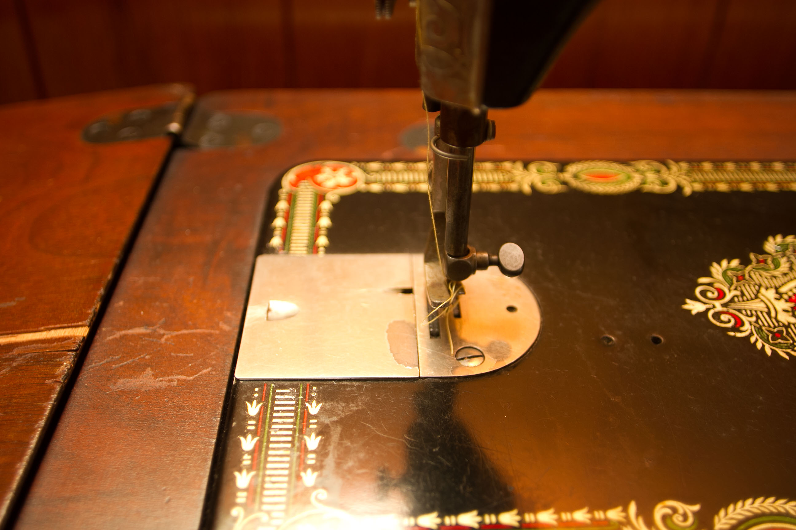 Vintage Singer Sewing Machine and Cabinet