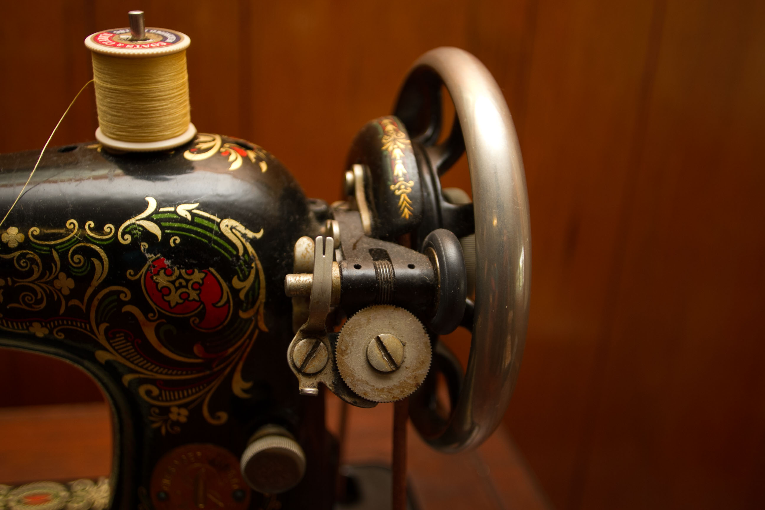 Vintage Singer Sewing Machine and Cabinet