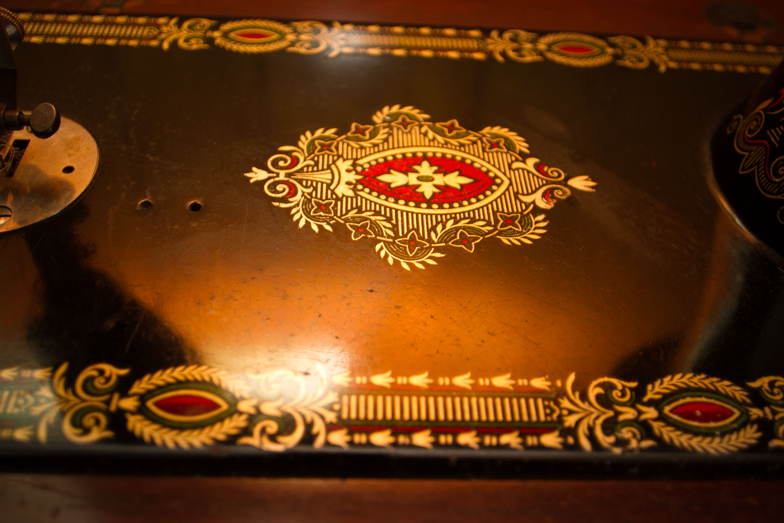 Vintage Singer Sewing Machine and Cabinet