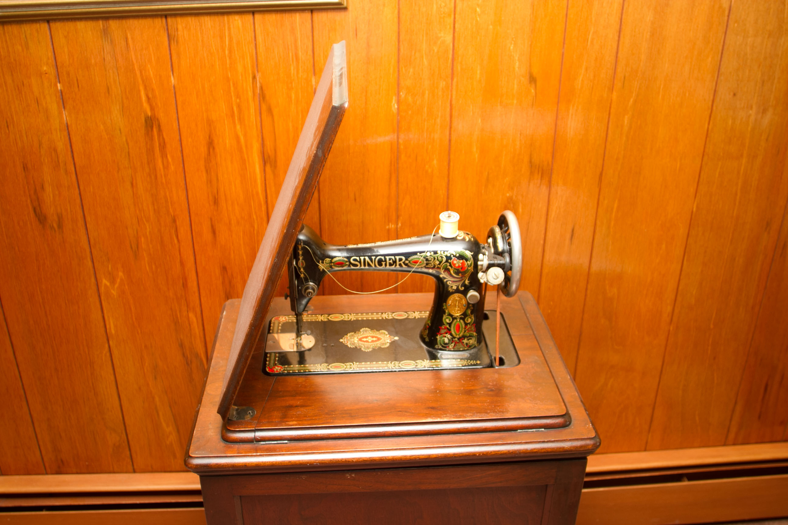 Vintage Singer Sewing Machine and Cabinet