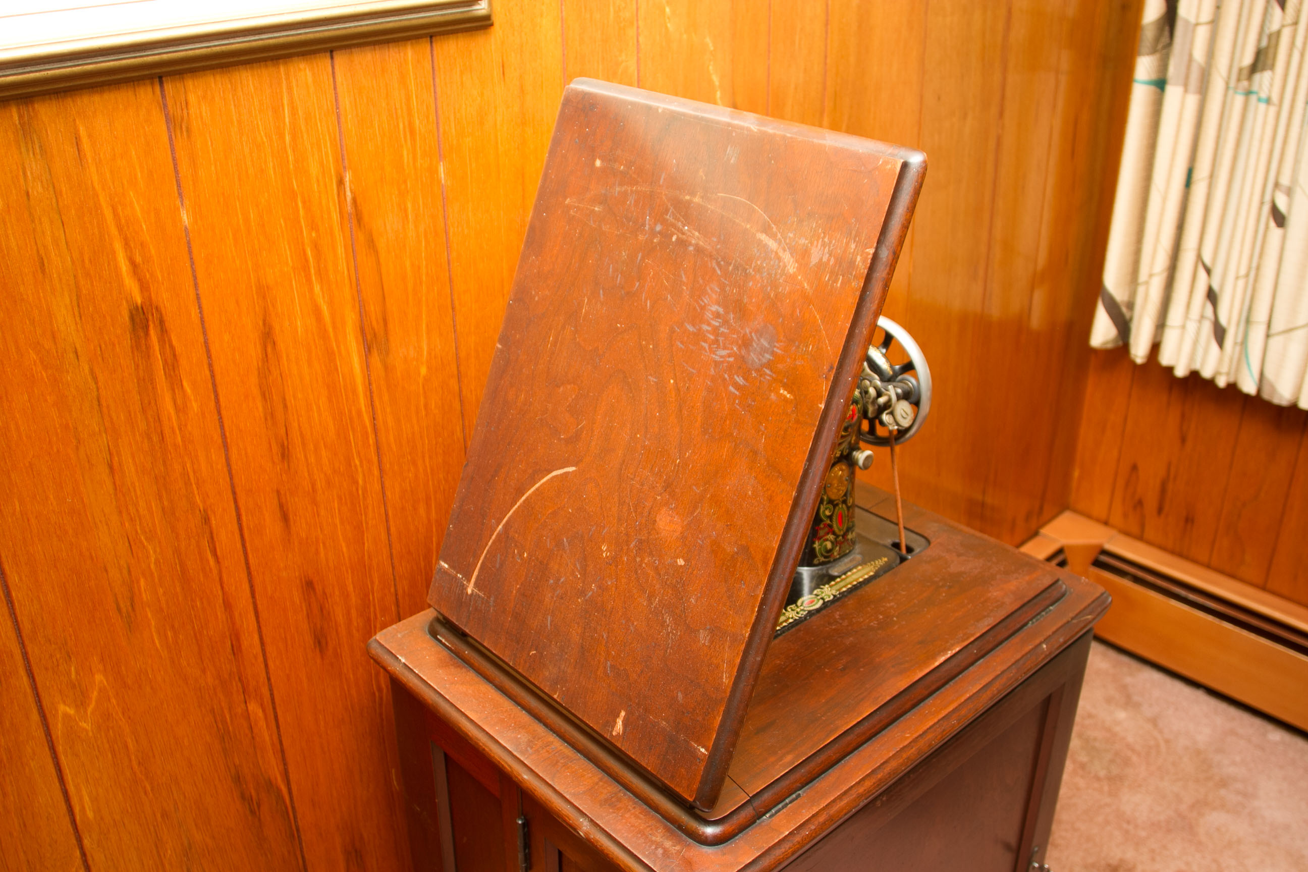 Vintage Singer Sewing Machine and Cabinet