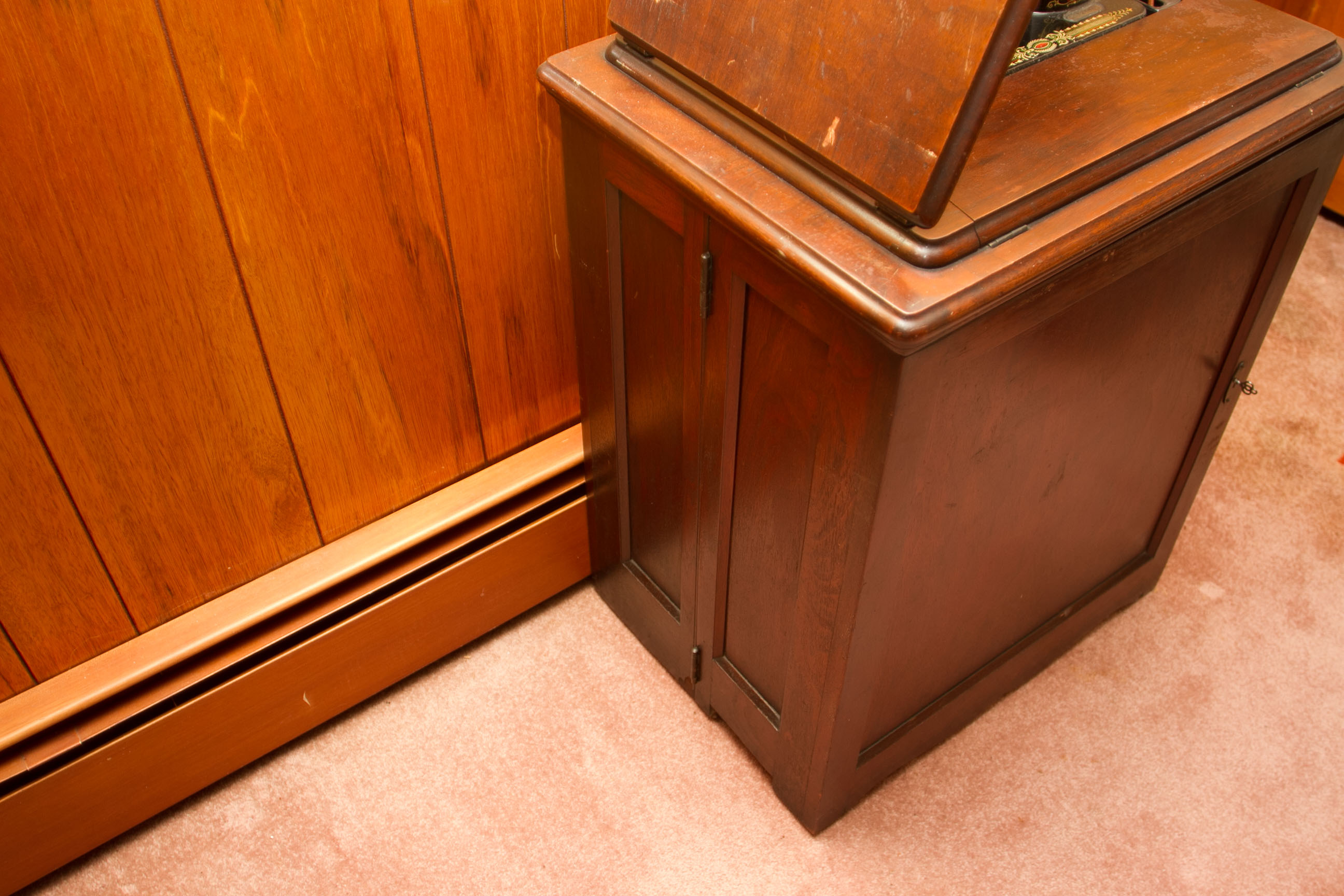 Vintage Singer Sewing Machine and Cabinet