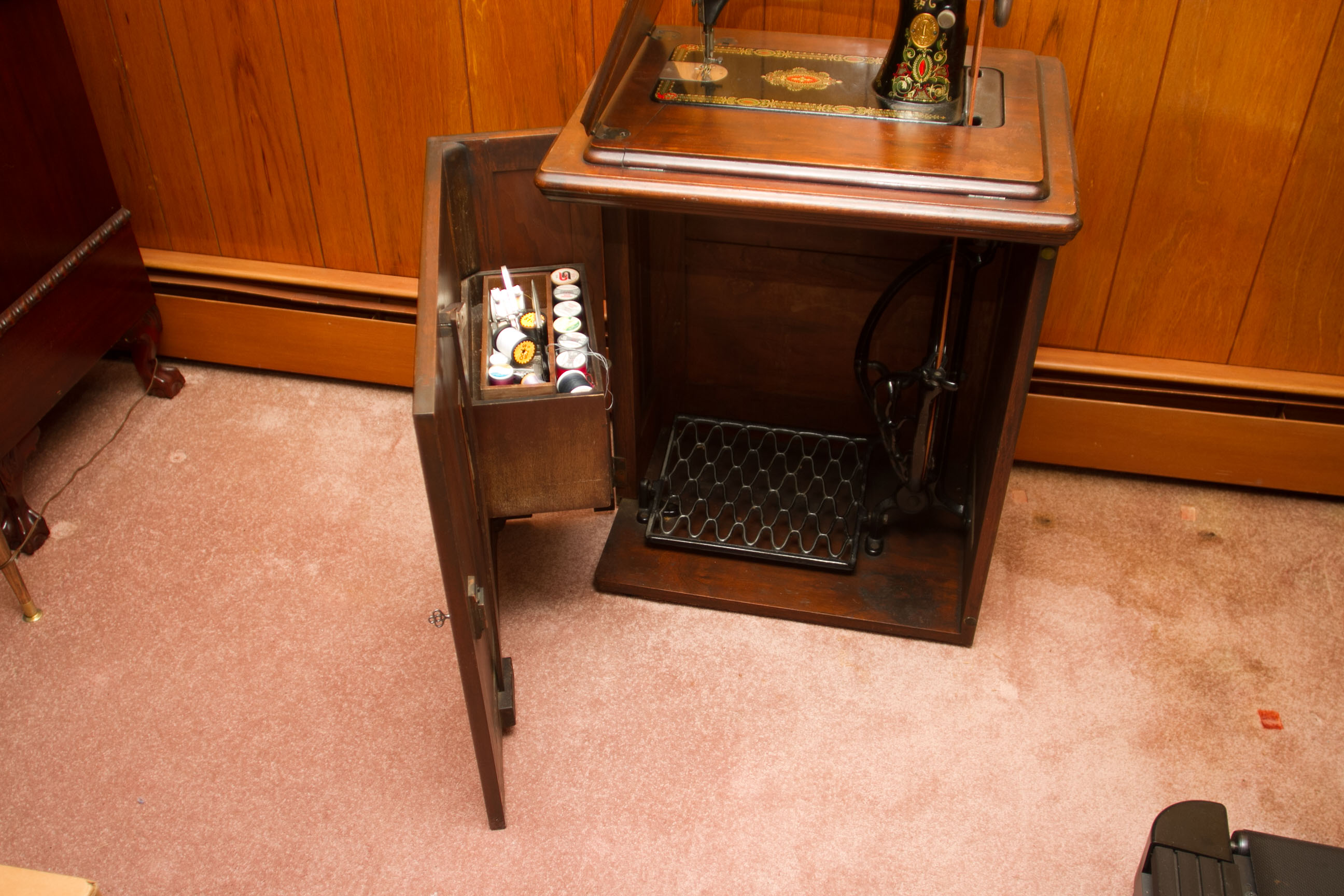 Vintage Singer Sewing Machine and Cabinet