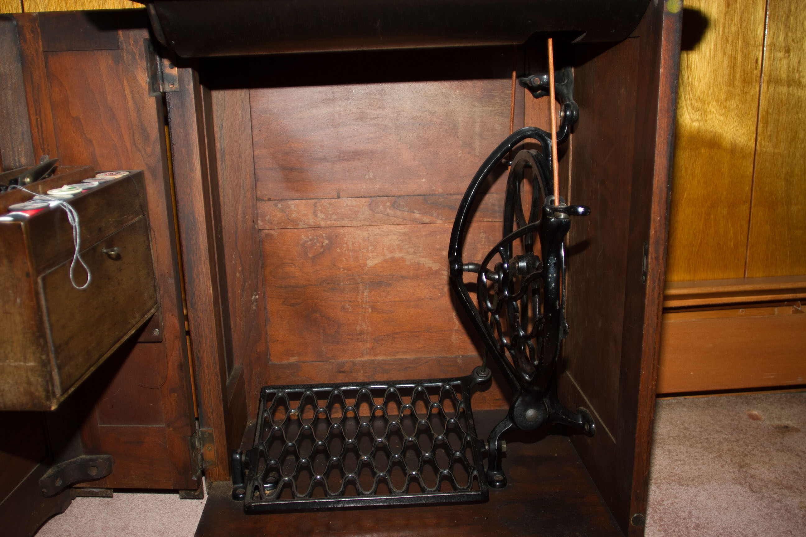 Vintage Singer Sewing Machine and Cabinet