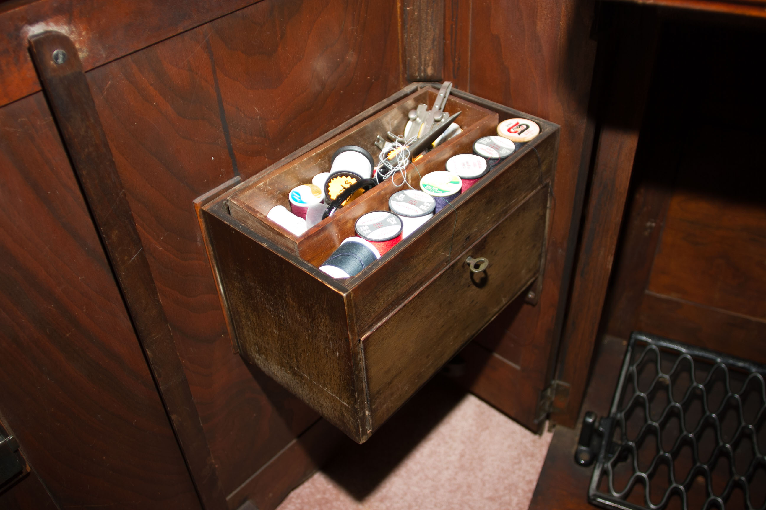 Vintage Singer Sewing Machine and Cabinet