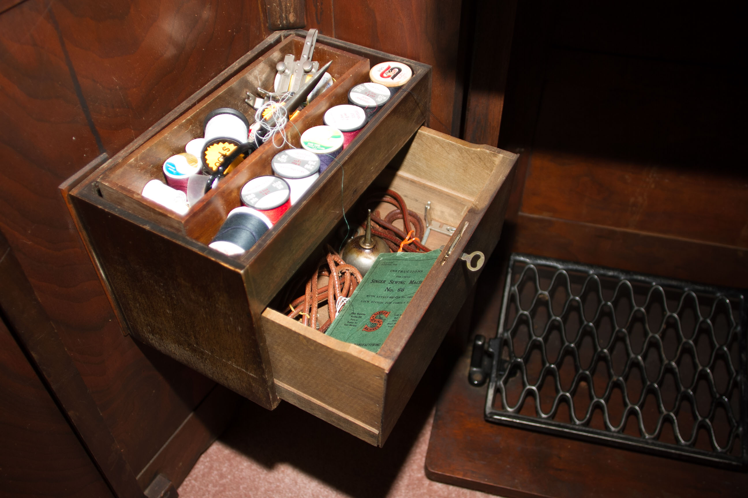 Vintage Singer Sewing Machine and Cabinet