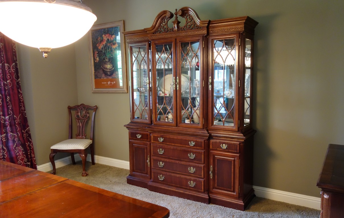 Chippendale Style Universal Furniture China Cabinet