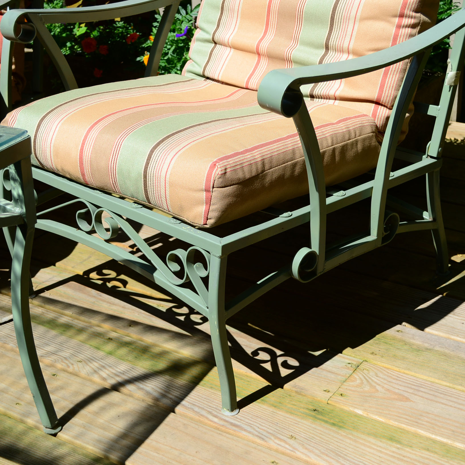 Outdoor Patio Chairs & End Table