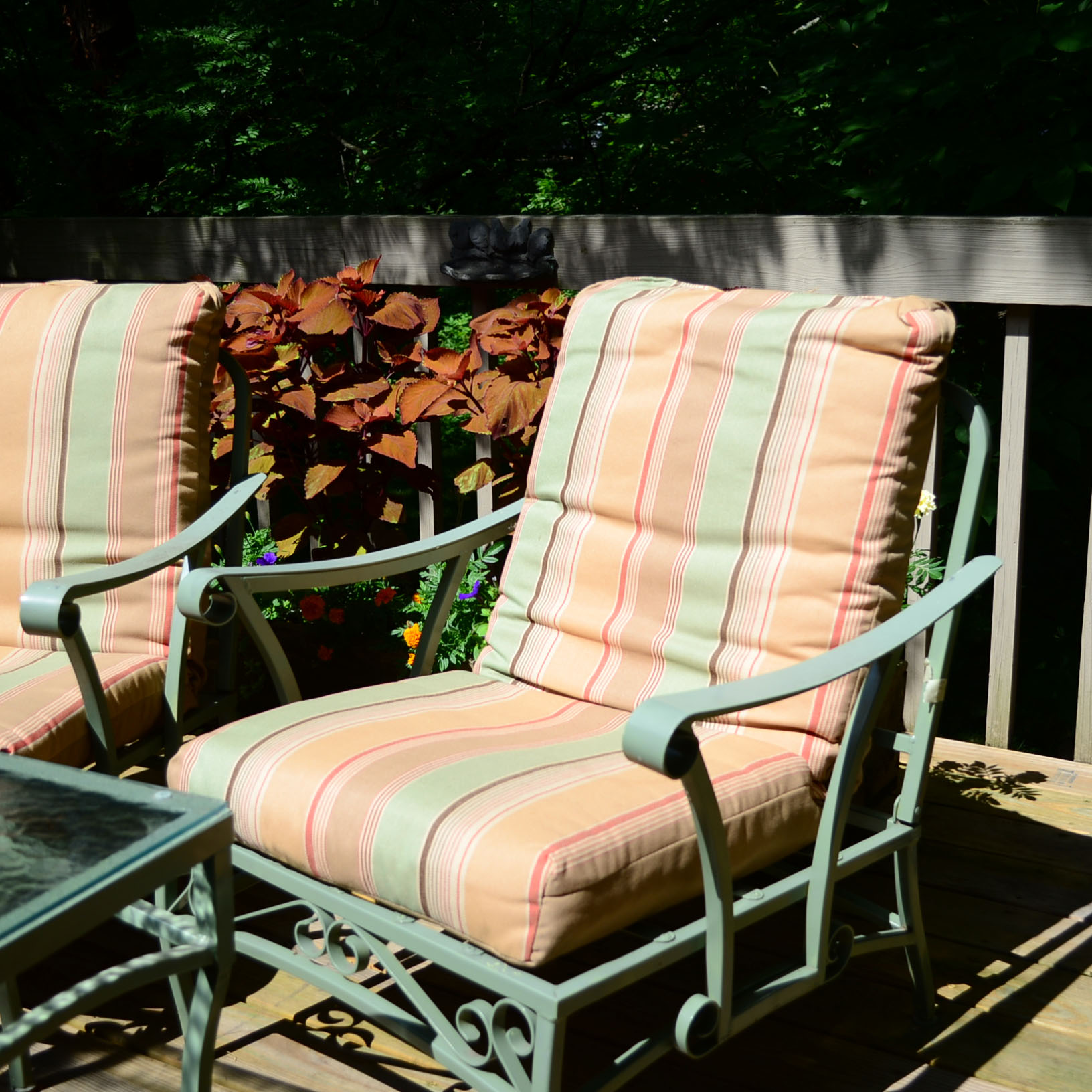 Outdoor Patio Chairs & End Table